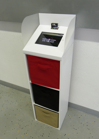 La borne conçue pour l'occasion, avec des caches pour la confidentialité et des petites cartes de visite pour pouvoir retrouver la web'app plus tard.