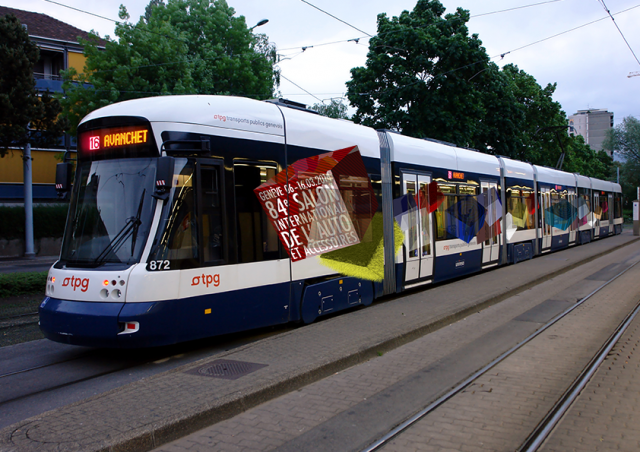 Declinaison: Autocollant publicitaire sur les trams genevois